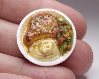 ミニチュアポークチョップディナー - 1:12スケールのリアルなドールハウスフード