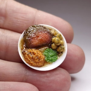 Asado de olla y verduras a escala 1:12, plato de comida cocinada, miniatura de comida realista para casa de muñecas.