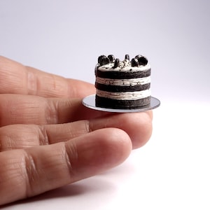 Schokoladen Keks 3 Schichtkuchen - 1:12 Maßstab Handmade Realistisches Puppenhaus Bäckerei Miniatur Essen.