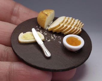 ミニチュアパン、ジャム、バター付きスライスボード - 1:12スケールのリアルなドールハウス用食品