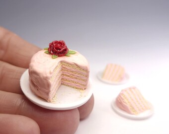 Miniature Strawberry and Cream Cake with Slices Set – 1:12 Scale Realistic Dollhouse Food