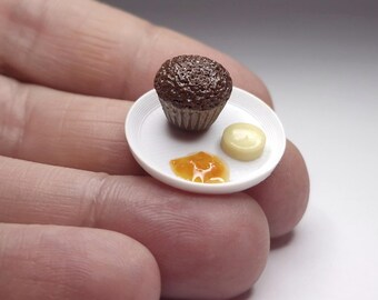 ミニチュアブランマフィン（ジャムとバター添え） – 1/12スケールのリアルなドールハウスフード