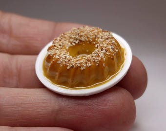 ミニチュア バニラ/キャラメル＆ナッツ バントケーキ – 1/12スケール リアルなドールハウス用食品