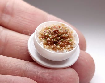 ミニチュア ひき肉とご飯の丼 - 1:12スケール、リアルなドールハウスフード