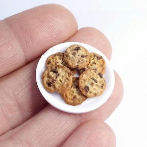 Miniatura 6 biscotti con gocce di cioccolato su piatto - Scala 1:12, Miniature realistiche per case delle bambole, Cibo