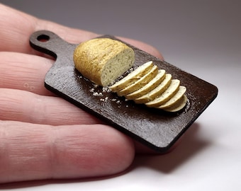 ミニチュア玉ねぎハーブパン（まな板付き） – 1/12スケールのリアルなドールハウス用食品