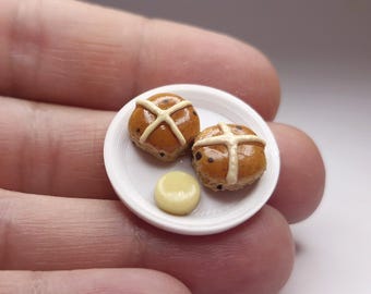 ミニチュアホットクロスバンズ（バター付き） – 1/12スケールのリアルなドールハウス用ベーカリー食品