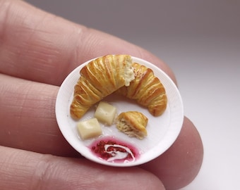 バターとジャムを添えたミニチュアクロワッサン – リアルな1:12スケールのドールハウス用ベーカリーフード