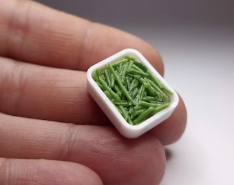 ミニチュアグリーンビーンズサイドディッシュ - 1:12スケール、リアルなドールハウスミニチュア、食品