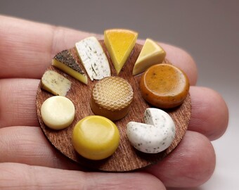 ミニチュアチーズプラッター – 10種類の職人手作りチーズ | 1:12スケールのリアルなドールハウスフード