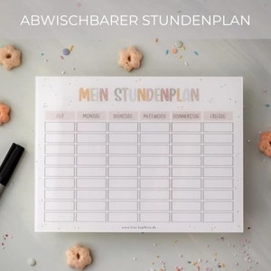 Könnte beinhalten: Ein weißer Trockenlösch-Wochenplaner mit dem Titel "Mein Stundenplan" in bunten Buchstaben. Der Planer hat Spalten für jeden Wochentag, Montag bis Freitag, und Zeilen für Zeitfenster.