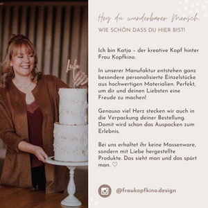 May include: A three-tiered white cake with delicate floral designs. The cake is on a white cake stand and is being held by a person. The text in the image reads: "Hey du wunderbarer Mensch. WIE SCH&Ouml;N DASS DU HIER BIST! Ich bin Katja - der kreative Kopf hinter Frau Kopfkino. In unserer Manufaktur entstehen ganz besondere personalisierte Einzelst&uuml;cke aus hochwertigen Materialien. Perfekt, um dir und deinen Liebsten eine Freude zu machen! Genauso viel Herz stecken wir auch in die Verpackung deiner Bestellung. Damit wird schon das Auspacken zum Erlebnis. Bei uns erhaltet ihr keine Massenware, sondern mit Liebe hergestellte Produkte. Das sieht man und das sp&uuml;rt man. @fraukopfkino.design"