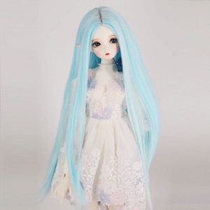 Puede incluir: Una peluca de mu&ntilde;eca azul claro con cabello largo y liso. La peluca est&aacute; hecha de fibras sint&eacute;ticas y est&aacute; dise&ntilde;ada para usarse con mu&ntilde;ecas.