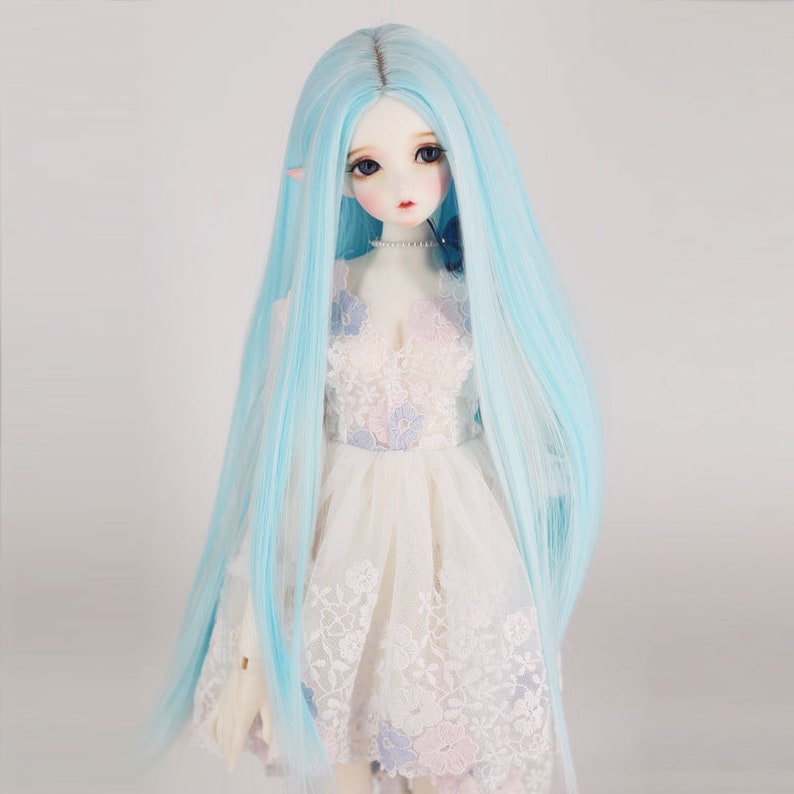 Puede incluir: Una peluca de mu&ntilde;eca azul claro con cabello largo y liso. La peluca est&aacute; hecha de fibras sint&eacute;ticas y est&aacute; dise&ntilde;ada para usarse con mu&ntilde;ecas.