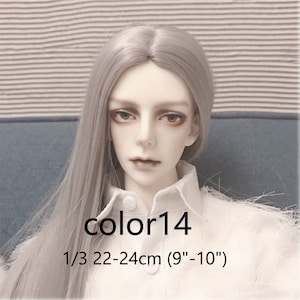 Puede incluir: Una mu&ntilde;eca a escala 1/3 con cabello largo gris plateado, vistiendo una camisa blanca y una chaqueta blanca peluda. La mu&ntilde;eca mide 22-24 cm (9"-10"). El texto "color14" est&aacute; escrito en la imagen.