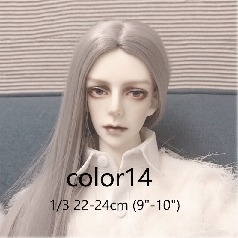 Puede incluir: Una mu&ntilde;eca a escala 1/3 con cabello largo gris plateado, vistiendo una camisa blanca y una chaqueta blanca peluda. La mu&ntilde;eca mide 22-24 cm (9"-10"). El texto "color14" est&aacute; escrito en la imagen.