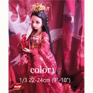 Puede incluir: Una mu&ntilde;eca roja y dorada con un vestido tradicional chino y una corona. La mu&ntilde;eca mide 22-24 cm y est&aacute; hecha para mu&ntilde;ecas a escala 1/3.