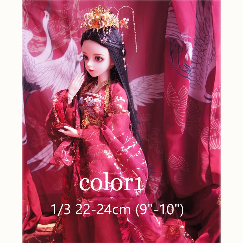Puede incluir: Una mu&ntilde;eca roja y dorada con un vestido tradicional chino y una corona. La mu&ntilde;eca mide 22-24 cm y est&aacute; hecha para mu&ntilde;ecas a escala 1/3.
