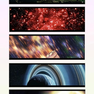 K&ouml;nnte beinhalten: Eine Reihe von f&uuml;nf vertikalen Tafeln, die Szenen der Weltraumforschung darstellen. Jede Tafel zeigt eine andere kosmische Umgebung, darunter Nebel, Sternenfelder und einen Planeten mit einem Ringsystem. In einigen Tafeln sind Silhouetten zu sehen.