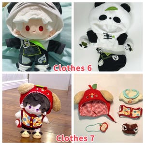 K&ouml;nnte beinhalten: Eine Sammlung von Puppenkleidung, darunter Outfits im Panda- und Hunde-Design. Das Panda-Outfit hat eine wei&szlig;e Kapuzenjacke mit schwarzen Akzenten und eine passende Hose. Das Hunde-Outfit umfasst einen roten Hut mit Schlappohren und eine Weste. Der Text "Clothes 6" und "Clothes 7" ist sichtbar.