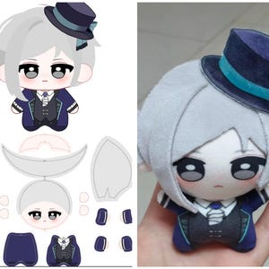 Pu&ograve; includere: Una bambola di peluche dal design a cartone animato, con capelli grigi e un abito blu scuro con cappello abbinato. La bambola ha grandi occhi espressivi e un piccolo abito dettagliato. L'immagine mostra anche i pezzi del modello della bambola.