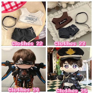 K&ouml;nnte beinhalten: Eine Sammlung von Puppenkleidungssets, darunter Shorts, Oberteile und Accessoires. Ein Set zeigt ein wei&szlig;es Oberteil mit schwarzem Text und grauen Shorts. Ein weiteres Set enth&auml;lt ein braunes Oberteil und graue Shorts. Das Bild zeigt auch zwei Puppen in detaillierten Outfits. Der Text "Clothes 22", "Clothes 23", "Clothes 24" und "Clothes 25" ist sichtbar.
