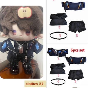 K&ouml;nnte beinhalten: Eine Puppe in einer schwarzen Jacke mit blauen Akzenten, schwarzer Hose und schwarzen Stiefeln. Das Bild zeigt auch ein 4-teiliges und ein 6-teiliges Set Puppenkleidung, darunter Jacke, Shorts, G&uuml;rtel und Halskette.