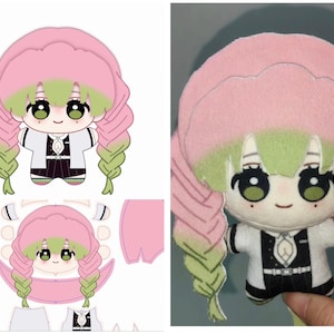 Pu&ograve; includere: Una bambola di peluche con capelli rosa e riflessi verdi, acconciati in lunghe trecce. La bambola indossa un completo bianco e nero con un colletto decorativo. I grandi occhi e l'espressione sorridente della bambola le conferiscono un aspetto carino. L'immagine mostra anche i modelli.