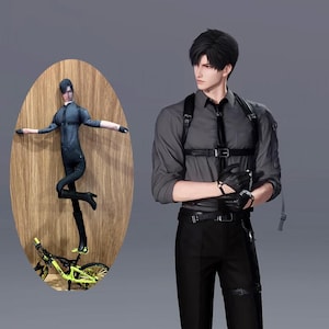 Puede incluir: Una representación digital que presenta una figura masculina con camisa gris, pantalones negros y accesorios de cuero. Junto a él, una muñeca está montada en un óvalo de madera, posando con una bicicleta. La muñeca lleva un mono oscuro y botas.