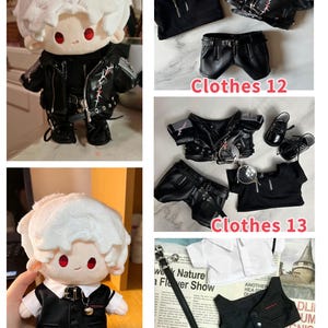 K&ouml;nnte beinhalten: Eine Pl&uuml;schpuppe mit wei&szlig;en Haaren und roten Augen, die eine schwarze Lederjacke und Hose tr&auml;gt. Das Bild zeigt auch Sets von Puppenkleidung: schwarze Lederjacken, Hosen, ein wei&szlig;es Hemd und eine schwarze Weste. Der Text "Clothes 12", "Clothes 13" und "Clothes 14" sind sichtbar.