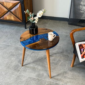Epoxidharz Runder Couchtisch Live Edge Walnuss Beistelltisch Mid Century Modern Beistelltisch mit Holzbeinen Handgefertigt
