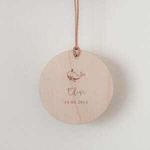 Personalisiertes Holzschild | Hallo Welt Schildchen | Geburtstafel | Meilenstein Baby | Namensschild mit Tiermotiv | Karte zur Geburt | Holz