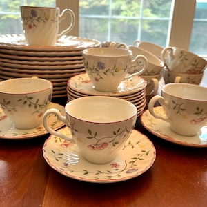 ANCIENNE | Johnson Brothers Summer Chintz | Vaisselle variée | Floral blanc tourbillonnant | Fabriqué en Angleterre avec estampage | 1988 - 2003