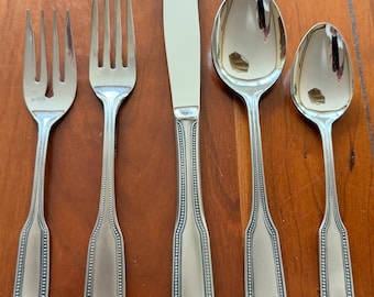 Talheres vintage Salem 1776 em aço inoxidável, com cabo acetinado e borda frisada. Escolha o seu!