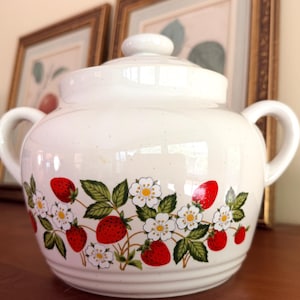 Sheffield Strawberries  n Cream Stoneware Bean Pot w/Lid Japan Strawberry Vintage