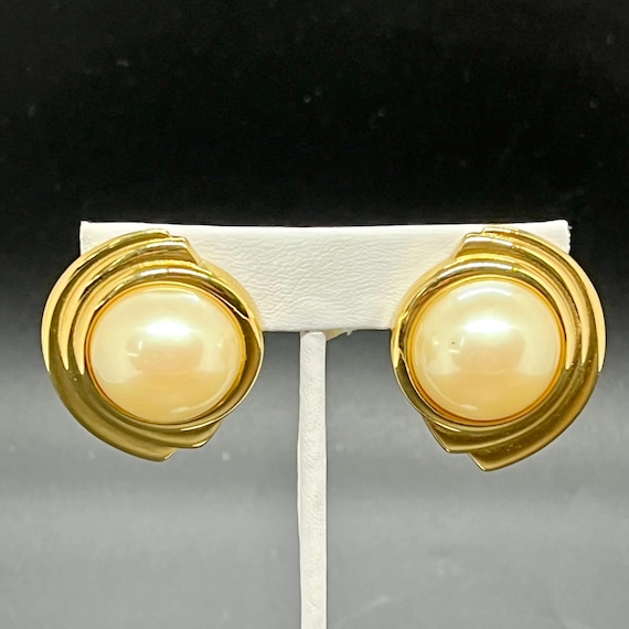 Boucles d'oreilles clips Chanel or Faux Pearl Button Métal Doré ref