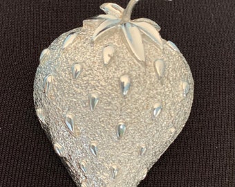 ANCIENNE | Broche Strawberry Ice signée Sarah Coventry | ton argent | 2 x 1,5 po. | 1968