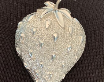 VINTAGE / Spilla a forma di fragola firmata da Sarah Coventry / Color argento / 2" x 1,5" / 1968