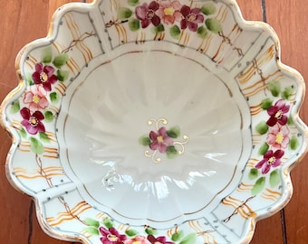 VINTAGE / Tazón de nuez de porcelana floral japonesa pintado a mano / 3 pies / Lobulado y festoneado / Década de 1940