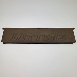 Ranura para buzón de latón con letras de la década de 1960, correo antiguo