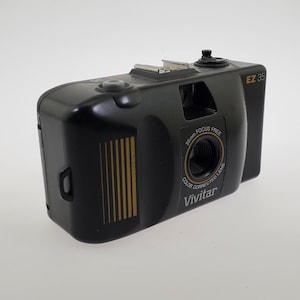 1990&#39;s Vivitar EZ 35 Color Corrected Lens 35mm Focus Free Point and Shoot Analog Film Camera