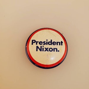 Spilla da 1&quot; del presidente Nixon Coadco Comm per la rielezione del presidente, cimeli presidenziali