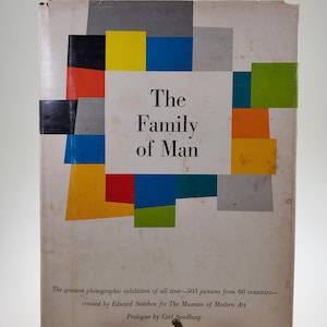 Livro de capa dura Family Of Man de 1955, de Edward Steichen Prólogo de Carl Sandburg publicado pelo Museu de Arte Moderna