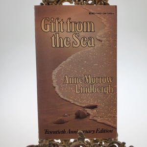 1973 Gift From The Sea Twentieth Anniversary Edition Softcover Book by Anne Morrow Lindbergh published by Vintage Books