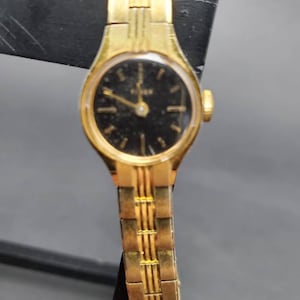 1980s Woman&#39;s Timex Wrist Watch needs battery FOR REPAIR Base Metal Bezel Stainless Steel Back Made in Taiwan, Lady&#39;s Vintage Wristwatch