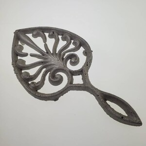 Primitive Aluminum Trivet not functional