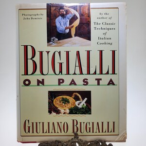 1988 Bugialli On Pasta Hardcover Buch von Giuliano Bugialli Fotografien von John Dominis bei Simon und Schuster publiziert