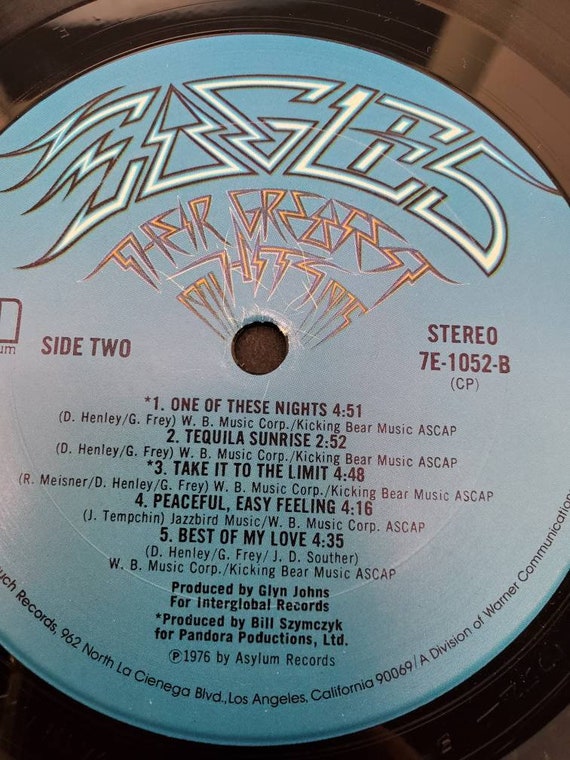 The 1975 ブルーリキッド入り限定LPレコード