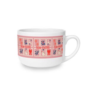 Könnte beinhalten: Ein weißer Keramikbecher mit einem wiederkehrenden rosa Band, das mit briefmarkenartigen Illustrationen von Pfefferminzbonbons, Stechpalmen, Rentieren, Schneemännern und roten Schleifen sowie dem roten Schriftzug "GLAD TIDINGS" verziert ist.