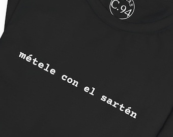 métete con el sartén T-Shirt | Spanish phrase tee, minimalist text design
